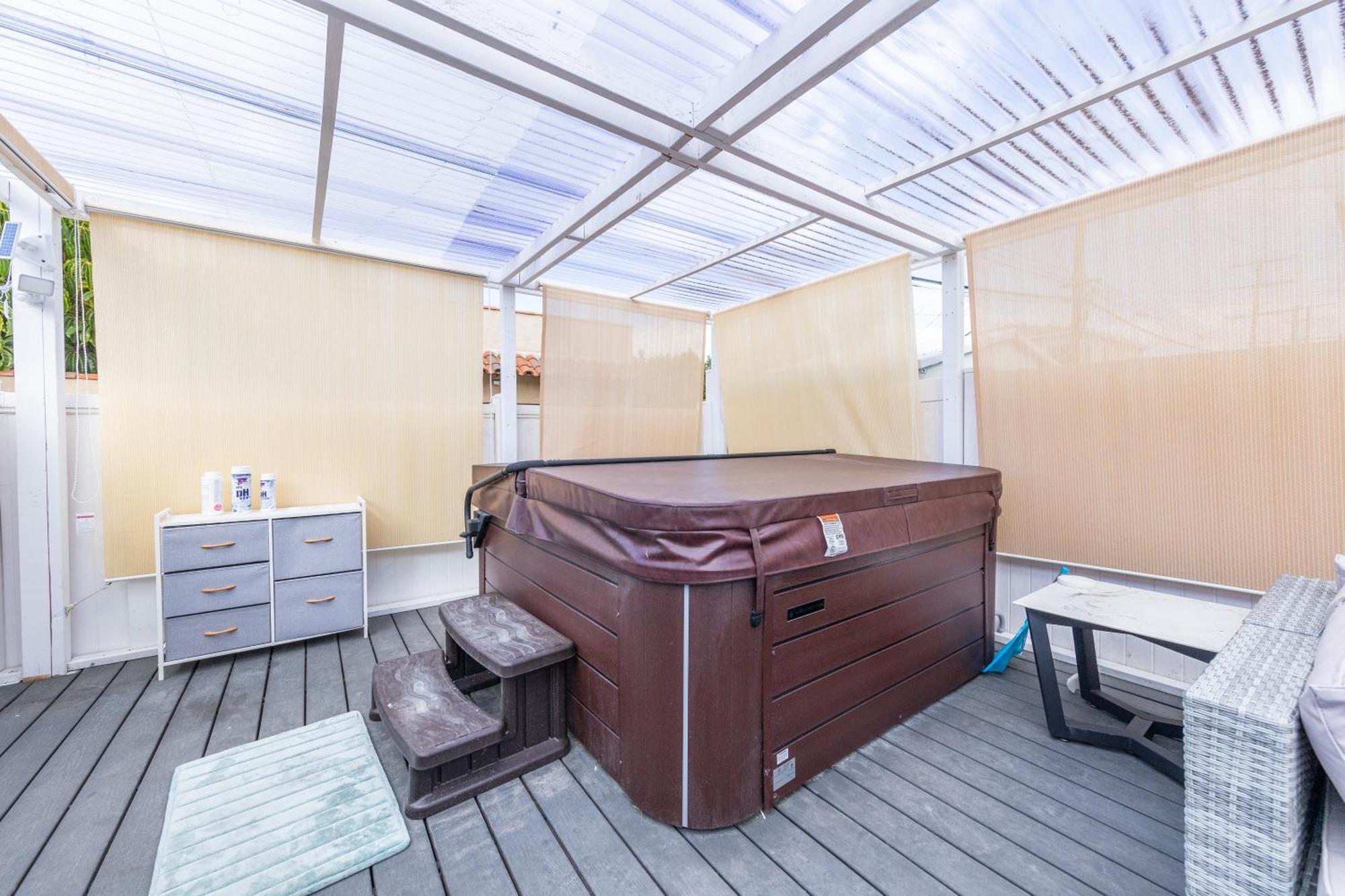 Luxury Villa With Hot Tub! Walk To Beach & Bars Long Beach Bagian luar foto